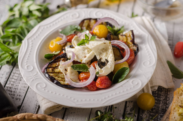 Grilled eggplant with tomatoes - Foto, Imagen