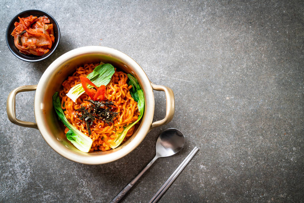 korean instant noodles with vegetable and kimchi - Foto, Imagem