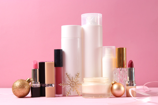 Conjunto de cosméticos decorativos profissionais e acessórios de Natal em um fundo colorido. - Foto, Imagem