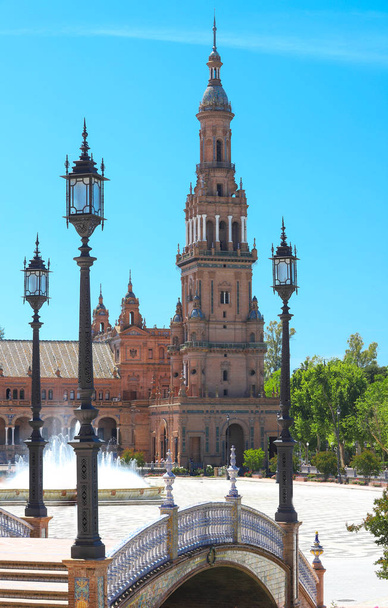 Νότιος Πύργος και φανάρια στην πλατεία Ισπανίας, Σεβίλλη, Ισπανία - Φωτογραφία, εικόνα