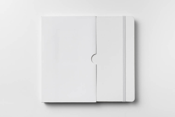 Fehér notebook rugalmas szalag, tok elszigetelt fehér alapon mockup. - Fotó, kép
