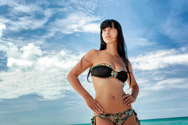 Morena modelo bonito posando em uma praia
 - Foto, Imagem