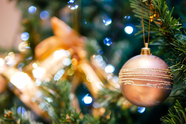Різдвяна ялинка з золотим кульовим блиском
 - Фото, зображення