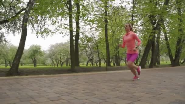Runner-vrouw loopt buitenshuis, opleiding, gewichtsverlies concept. Slow motiom - Video