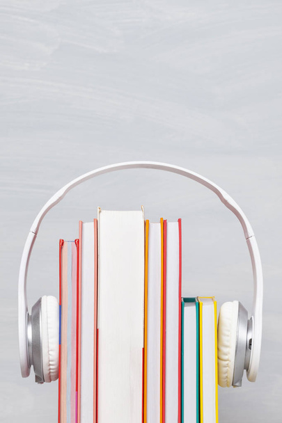 Skupina knih pro sluchátka. Koncepce audiobooků - Fotografie, Obrázek