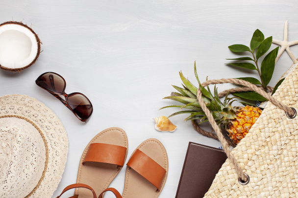 Trópusi strand kiegészítők felső nézet szalma nyári táska és FL - Fotó, kép