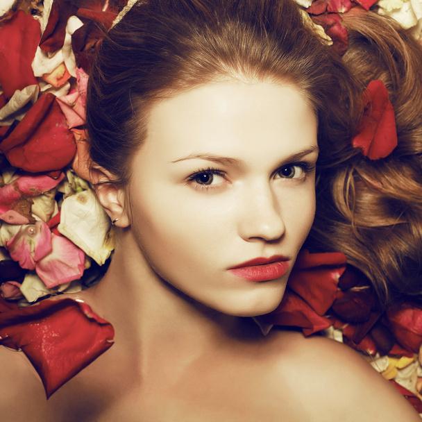 Портрет модної червонуватої (імбирної) моделі з ніжним
 - Фото, зображення