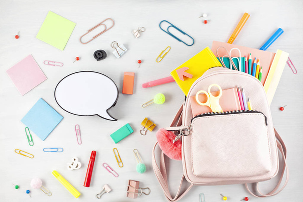 学生ピンクのバックパックと様々な学用品。スタッド、教育、学校の概念に戻る  - 写真・画像