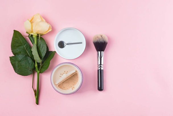 Készlet-ból kozmetikai por és brushe-val Rózsa-ra rózsaszín háttér. Smink kiegészítők felülnézet lapos Lay - Fotó, kép