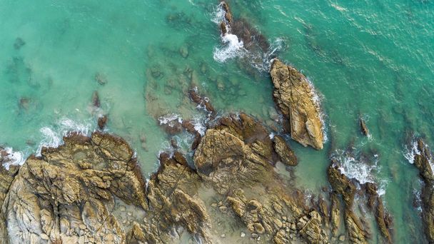 Повітряний вид дрон знімок морського пейзажу мальовничий біля пляжу в Фуке
  - Фото, зображення