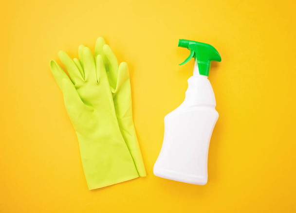 Waschmittel und Reinigungszubehör in Pastellfarbe. - Foto, Bild