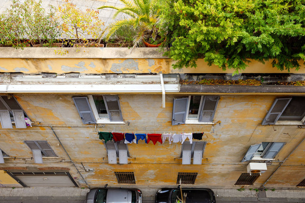 Cenova, İtalya'nın büyüleyici sokakları. Güzel mimarisi, evleri, çatıları, güneşli bir günde binalar ile İtalya'nın eski ünlü şehir,. - Fotoğraf, Görsel