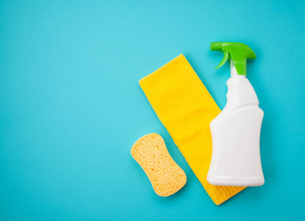 Detergenti e accessori per la pulizia in colore pastello
. - Foto, immagini