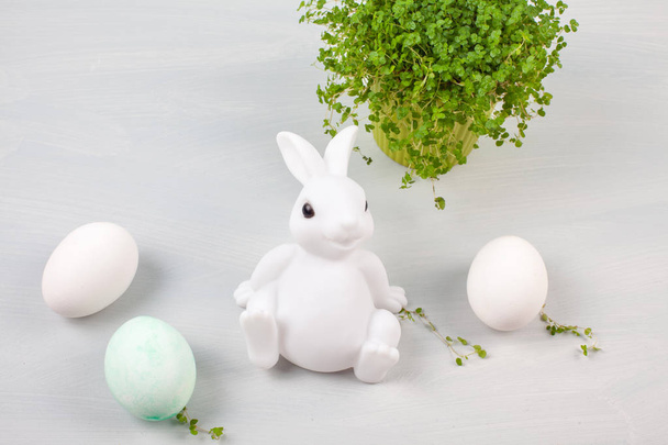 Composição de Páscoa com coelhos e ovos
 - Foto, Imagem