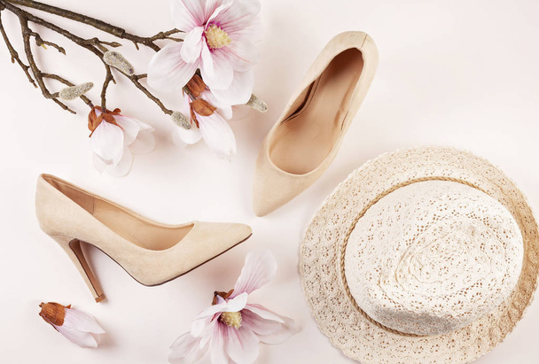 Γυμνό χρώμα ψηλά τακούνια παπούτσια και λουλούδια μανόλια - Φωτογραφία, εικόνα