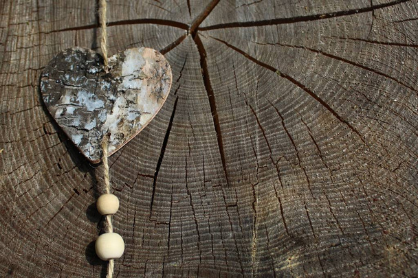 Drewniane serce na pniu drzewa - Zdjęcie, obraz