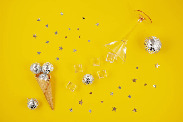 Flat lay com bolas de discoteca no cone, cubos de gelo, copo de coquetel
 - Foto, Imagem