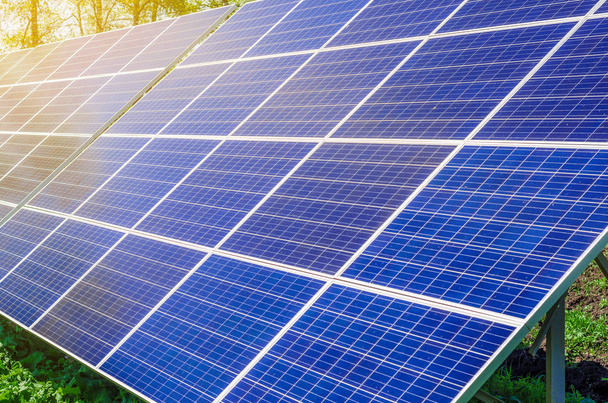 太陽電池パネルからの緑、環境に優しいエネルギーを生成します。 - 写真・画像