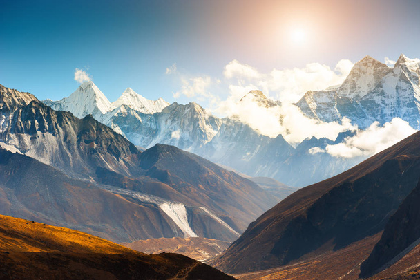 Himalajan vuorijono Everestin alueella, Nepalissa
 - Valokuva, kuva