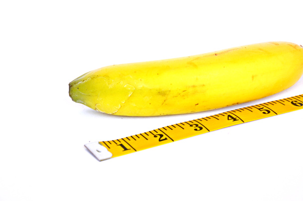 cinta métrica y plátano de cerca
  - Foto, imagen
