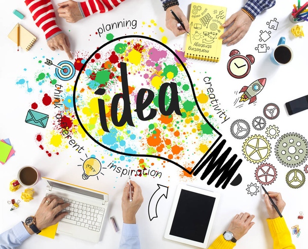 Business people with lightbulb idea ico - Фото, изображение