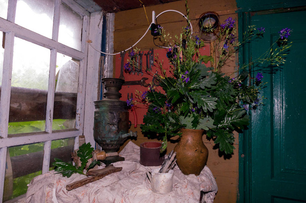 Un mazzo di fiori vicino alla finestra. Stile di vita rurale
. - Foto, immagini