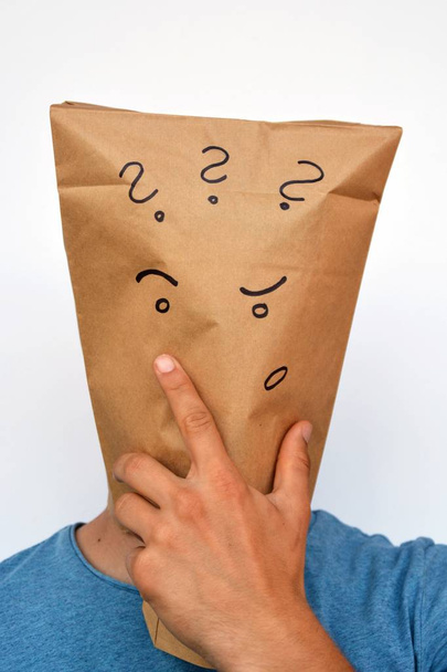 papieren zak over het hoofd met glimlach op het  - Foto, afbeelding