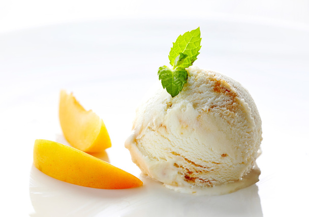 白い皿にアイス クリーム スクープ - 写真・画像