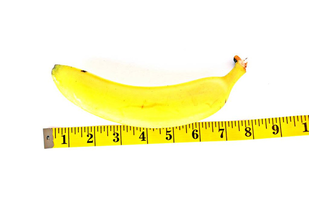 cinta métrica y plátano de cerca
  - Foto, Imagen