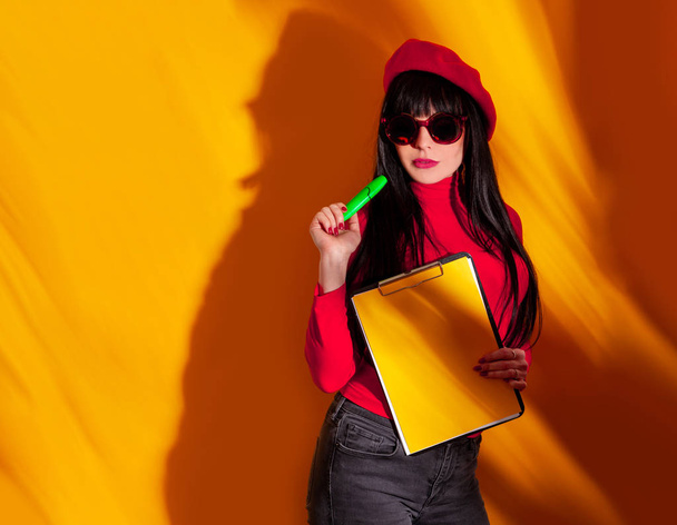iş kadını sarı arka plan kırmızı gölge bere esmer öğretmen gözlük komik - Fotoğraf, Görsel