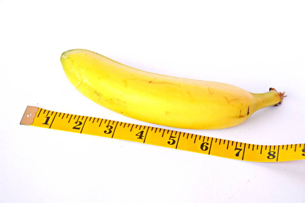 cinta métrica y plátano de cerca
  - Foto, Imagen