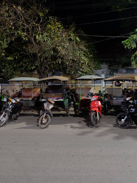 Σιέμ Ριπ, Καμπότζη, Δεκέμβριος 09/2018 ρίκσαs παρκαρισμένο σε ένα δρόμο της πόλης, Ασιατικό ταξί - Φωτογραφία, εικόνα