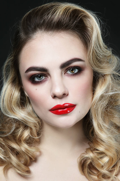 Vintage style portrait of young beautiful woman with blonde curl - Foto, Imagem