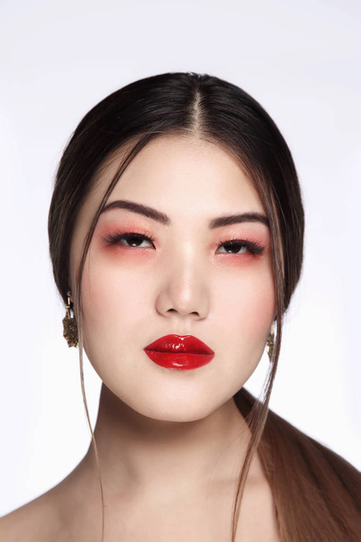 Retrato de joven hermosa chica asiática con el pelo largo y li rojo
 - Foto, imagen