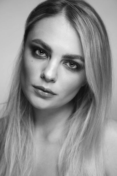 Black and white portrait of young beautiful woman with smoky eye - Foto, imagen