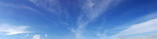 Panoráma ég felhővel egy napsütéses napon. Gyönyörű cirrus felhő. - Fotó, kép