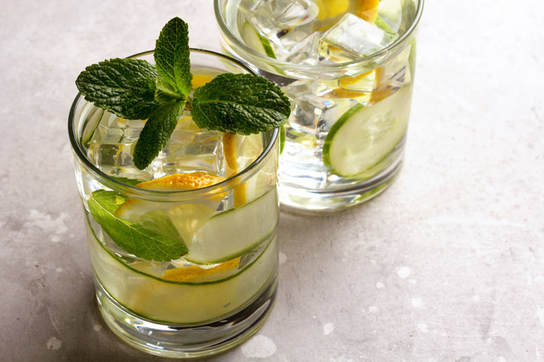 Infused water with cucumber, lemon and mint. Detox water - Foto, imagen