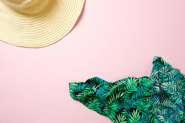 Metin için kopya alanı ile pastel pembe arka plan üzerinde Hasır şapka ve yeşil eşarp. Yaz kadın moda kıyafeti, gezgin şeyler, tatil aksesuarları. Üst görünüm seyahat veya tatil konsepti, düz döşeme seti - Fotoğraf, Görsel