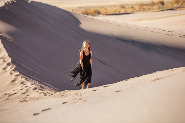 Beautiful woman in desert - Fotoğraf, Görsel
