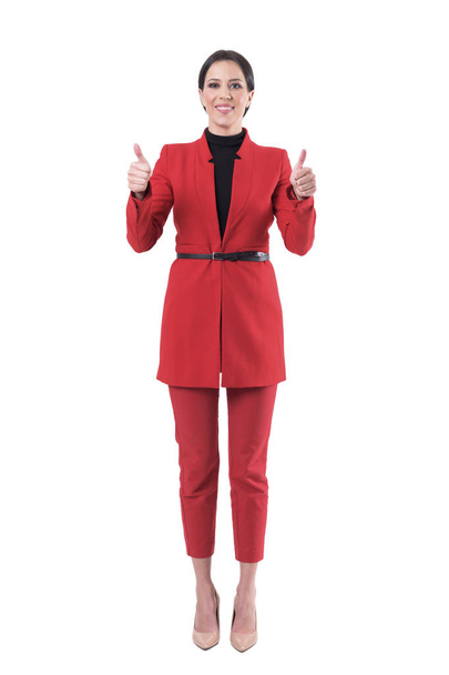 Впевнена щаслива бізнес-леді в елегантному червоному костюмі, що показує великі пальці вгору жестом і посміхається на камеру. Повне тіло ізольоване на білому тлі
. - Фото, зображення