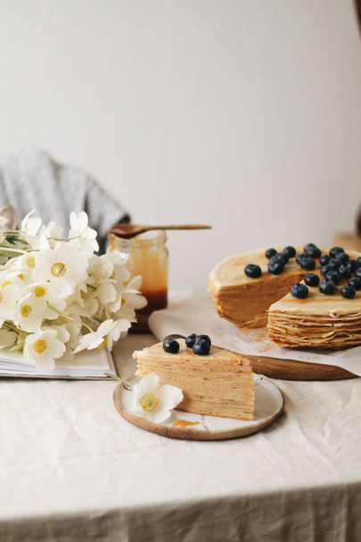 De taart en de bloem - Foto, afbeelding