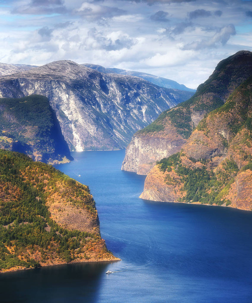 Gyönyörű nyári napos panoráma Aurlandsfjord, Norvégia - Fotó, kép