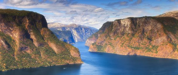 Beau panorama ensoleillé d'été d'Aurlandsfjord, Norvège
 - Photo, image