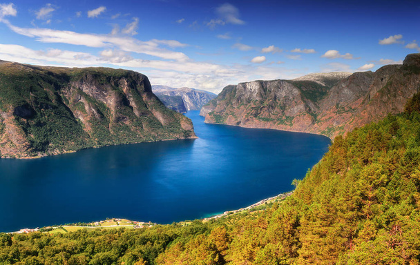 Gyönyörű nyári napos panoráma Aurlandsfjord, Norvégia - Fotó, kép