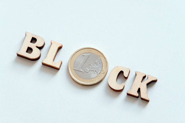 Holzblock mit Holzbuchstaben und einer Silbermünze in einem Euro. privater Internetzugang. Hintergrund. Textur. Kopierraum - Foto, Bild