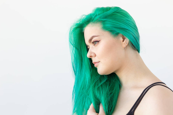 Στυλ, πορτραίτο και βαφή μαλλιών έννοια-νεαρή γυναίκα με πράσινα μαλλιά σε λευκό φόντο με χώρο αντιγραφής - Φωτογραφία, εικόνα