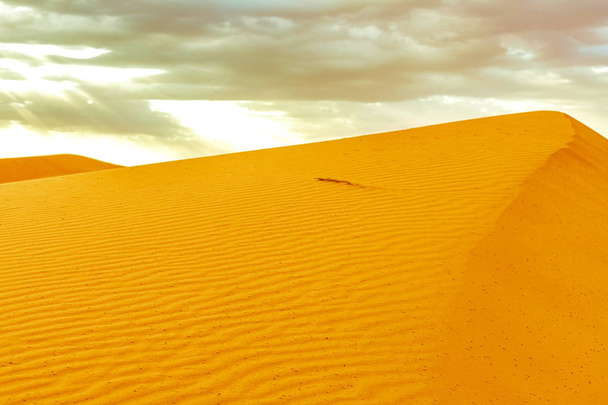 Sahra Çölü'nde gün doğumunda güzel kum tepeleri. Fas - Fotoğraf, Görsel