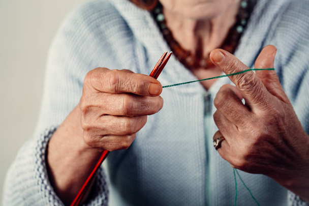 Craft jest hobby starych kobiet. Starsza pani, Happy Granny dzianiny sweter Handmade. Emerytura i rozrywka. Igły ubrania dla wnuków. Emerytura i czas wyłączony. Ciepły starość. Ręcznie robione ubrania - Zdjęcie, obraz