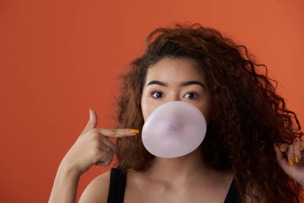 Drôle portrait de fille avec chewing-gum bulle
 - Photo, image