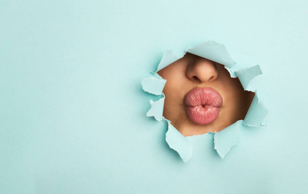 Nainen jakaminen suudelma läpi revitty sininen kirja
 - Valokuva, kuva